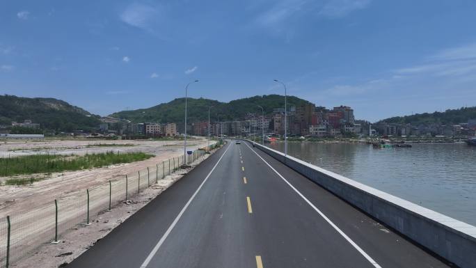 汽车行驶在海边公路