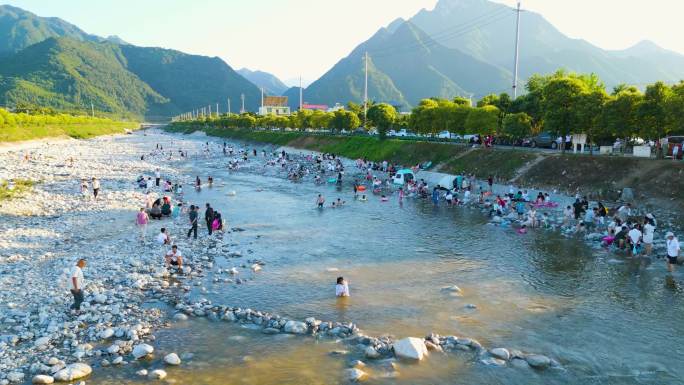 夏日河边避暑戏水