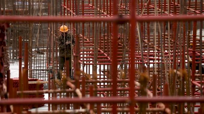 工地建设 农民工 搭建钢筋