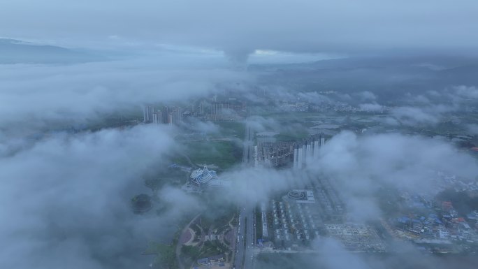 云雾缭绕中的瑞丽市弄莫湖片区