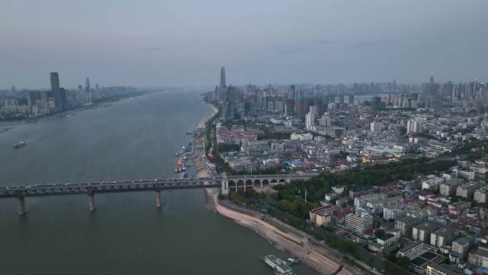 长江大桥和整个武昌江滩全景航拍