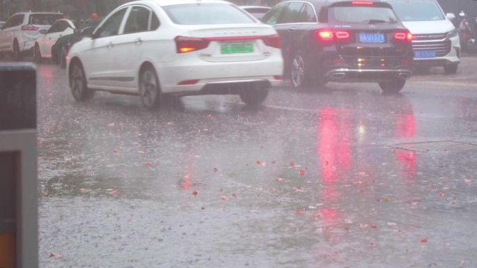 城市下暴雨下雨天雨季汽车人流街道街头车辆