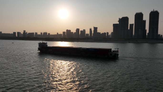 武汉长江上的集装箱货轮轮船航拍