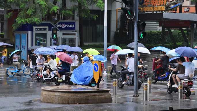 雨天城市路口行人4