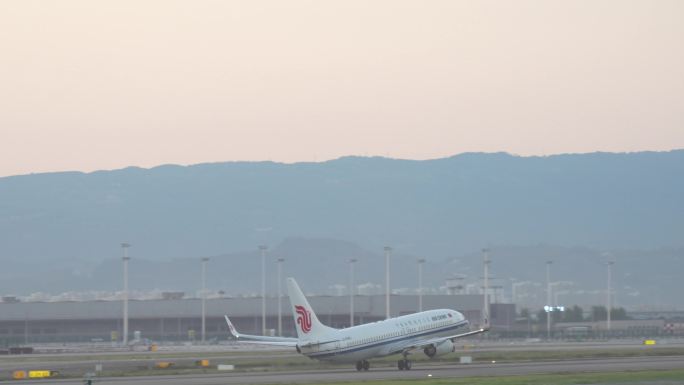 重庆机场飞机着地起飞