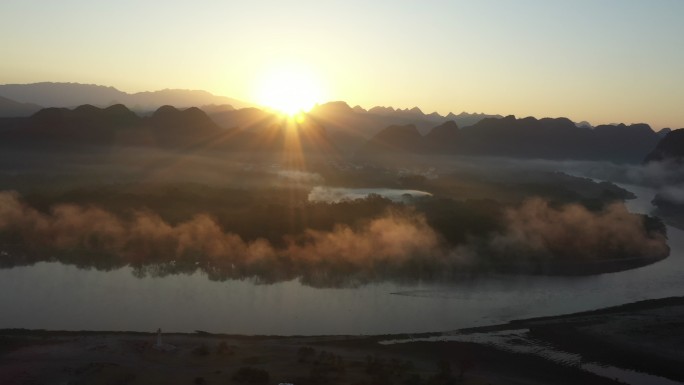 清晨 桂林漓江河滩上的乌桕树和水面上的雾