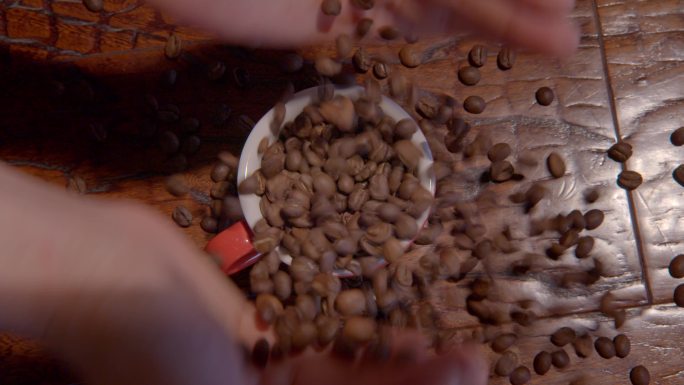 手中洒落的咖啡豆