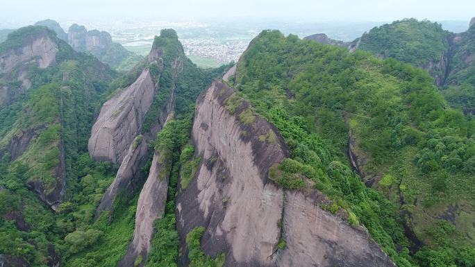 青山山顶航拍，山石露出树木葱郁