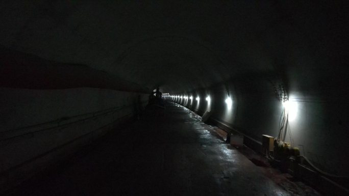 建设中隧道内航拍高角度