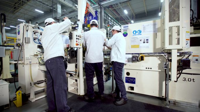 生产线 细小零件 蓝色的机器在工作