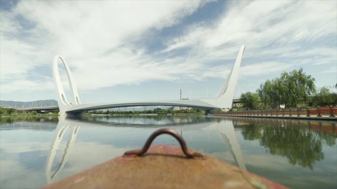 湖面拍摄新首钢大桥
