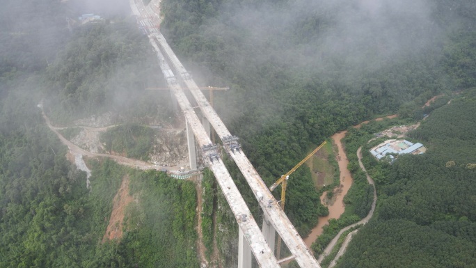 穿过云层拍摄建设中高速路大桥