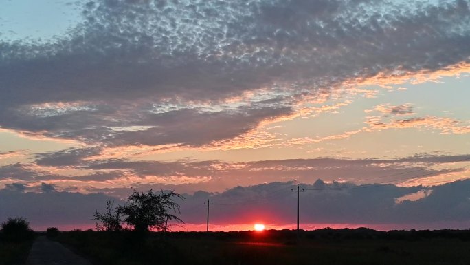 漆黑的道路和夕阳2