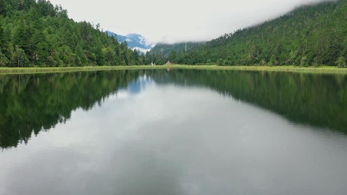 航拍秋天的嘎朗湖湿地风光