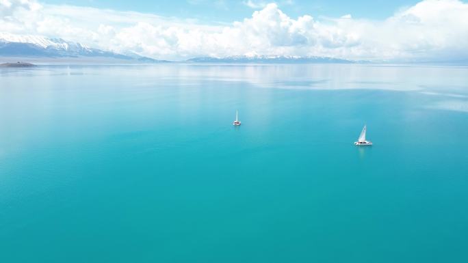 新疆赛里木湖平静湖面帆船航拍