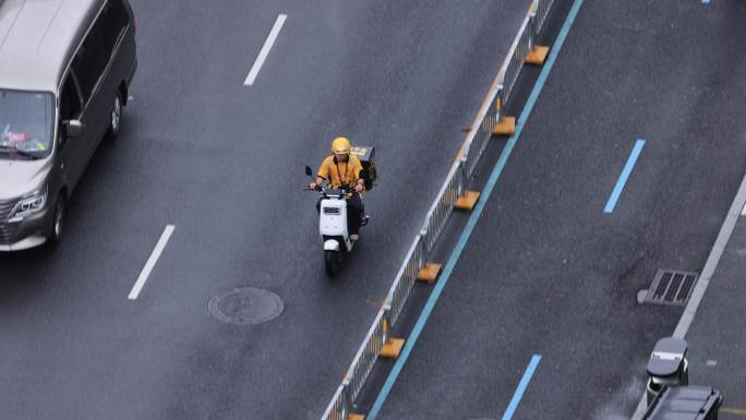 深圳外卖骑手雨天骑行3