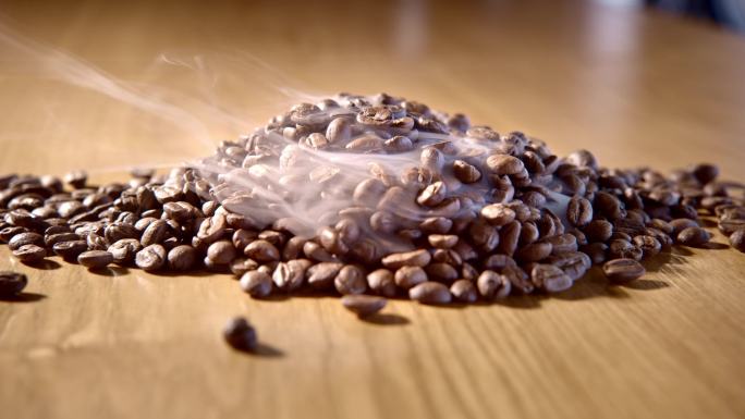刚烘焙出来的咖啡豆