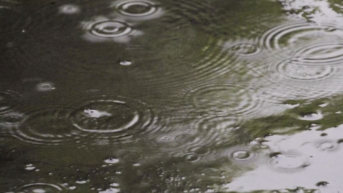 雨大雨地面水泥地雨滴雷阵雨