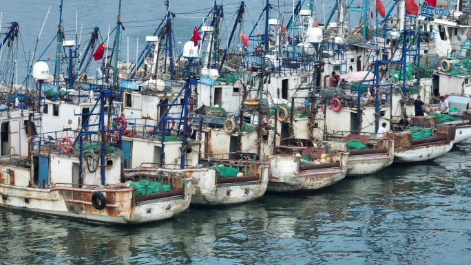 航拍山东威海环翠区远遥渔港开海前的渔船