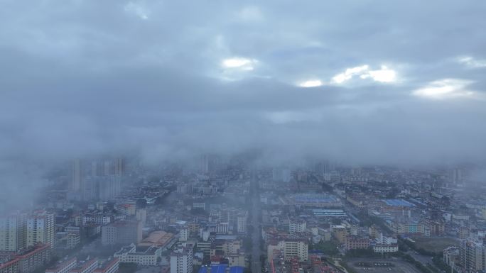 迷雾中的瑞丽市航拍画面