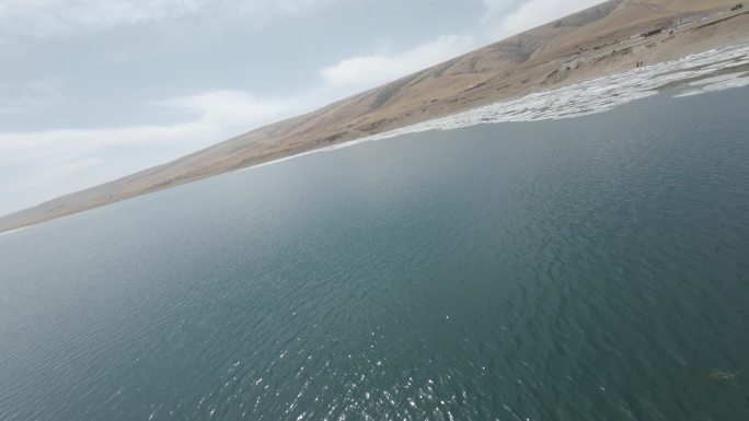 青海湖冰块冰面穿越机航拍开春破冰4K