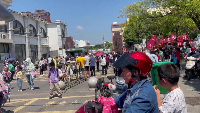 花园湖小学门口接孩子放学的家长们