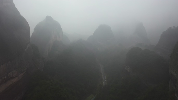 冬季清晨云雾缭绕的桂林丹霞地貌景区八角寨