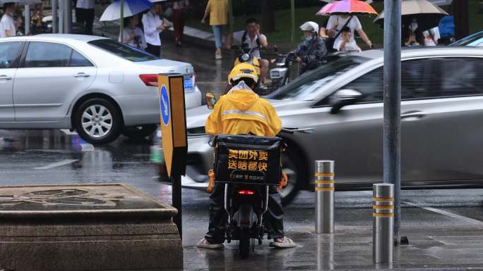 深圳外卖骑手雨天骑行1