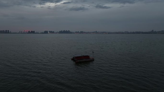 武汉汤逊湖湖面上的类似于太阳能渔政监控船