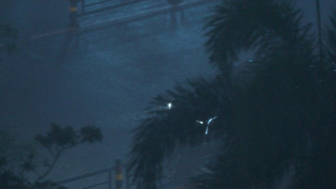 黑色轿车雨天行驶