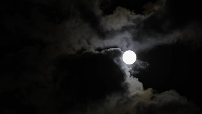 云层显现超级月亮