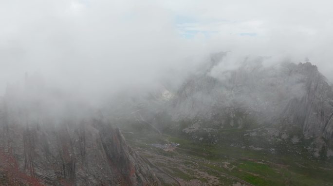 云海中的山峰