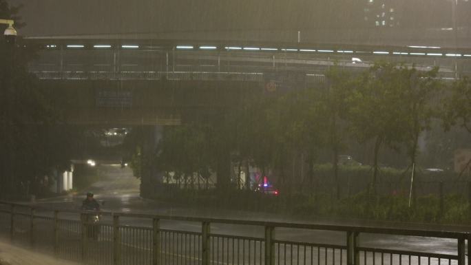 4k高清狂风暴雨的骑行者