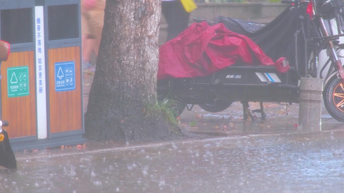 城市下暴雨下雨天雨季汽车人流街道街头车辆