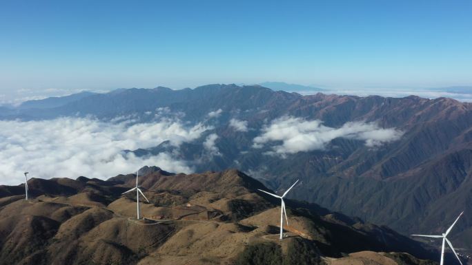 航拍晴朗天空下的桂林全州天湖景区