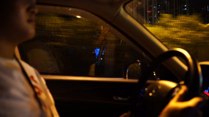 驾驶室司机夜间开车行驶驾驶汽车方向盘开车