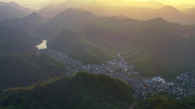 夕阳下山谷中的村落