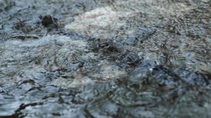 溪水河水流动 雨滴落下