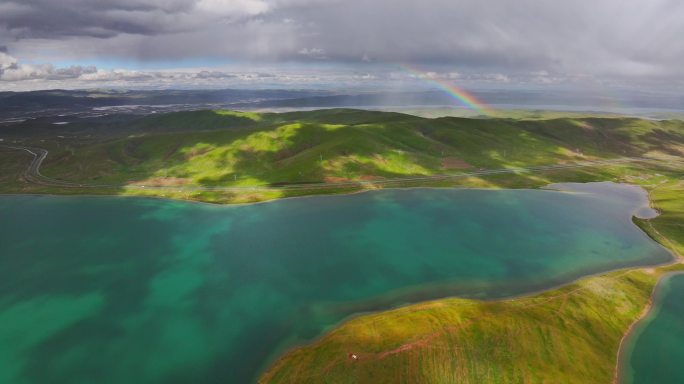 湖泊上的彩虹