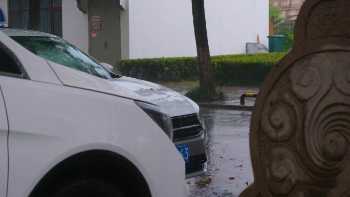 城市下暴雨下雨天雨季汽车人流街道街头车辆