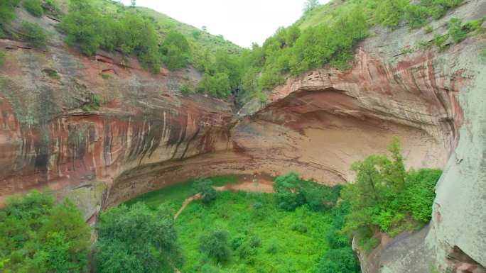 青山绿水峡谷无人机航拍3