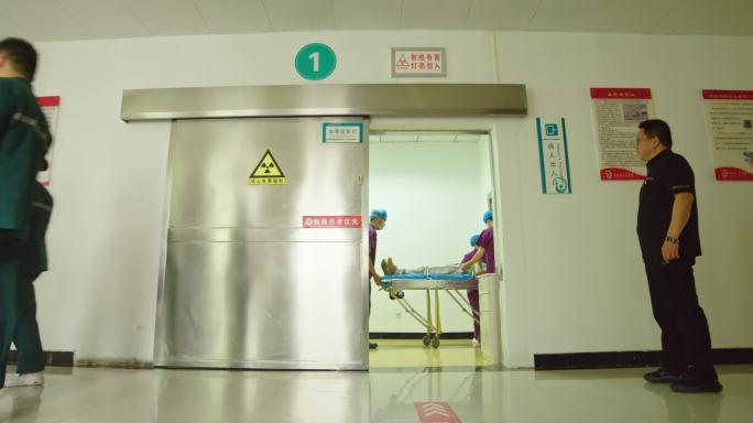 急诊医生紧急将病人推进CT手术室