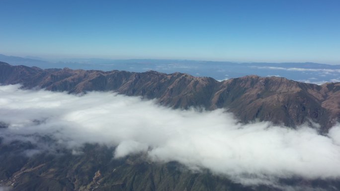 航拍晴朗天空下的桂林全州天湖景区