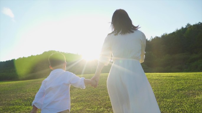 大手牵小手温馨亲子素材妈妈陪伴孩子背影