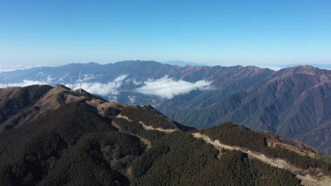 航拍晴朗天空下的桂林全州天湖景区