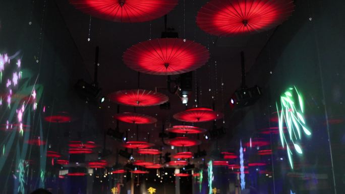 中国伞博物馆 走廊上悬挂的伞