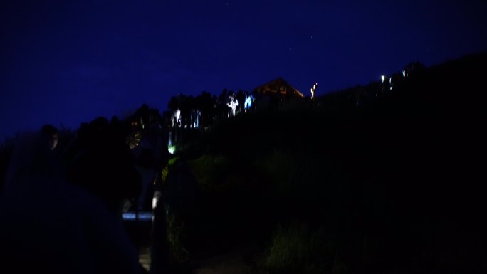 晚上爬山走路登山脚步特写人群爬山背影脚步