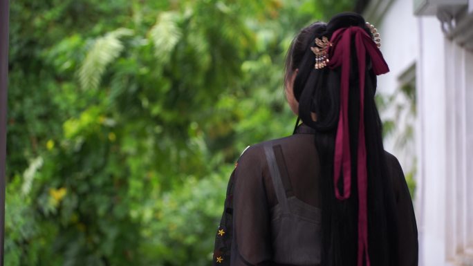 一个装着黑色古装的女人伤感情绪走路看风景