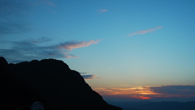 高山日落延时 大地黄昏美景 漂浮彩云