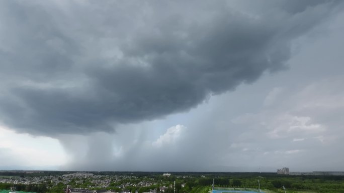 阴天大雨时乌云过境